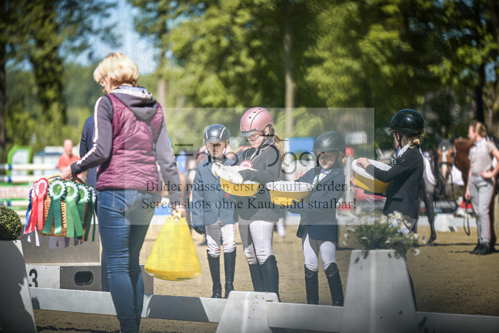 DOS_8640 | Entdecke hochwertige Reitturnierfotos von Foto Oger. Professionell, emotional und authentisch – jetzt Lieblingsmomente im Shop bestellen.Deutschlandweite Turnierfotografie. - Realisiert mit Pictrs.com
