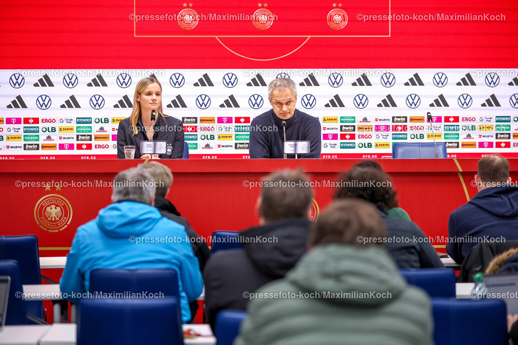 DFB02122401119 | 02.12.2024, Fußball Länderspiel Frauen, Deutschland - Italien, Vonovia-Ruhrstadion Bochum, Saison 2024 2025: Pressekonferenz nach dem Spiel mit Bundestrainer Christian Wück (Trainer GER)DFB regulations prohibit any use of photographs as image sequences and or quasi-video.