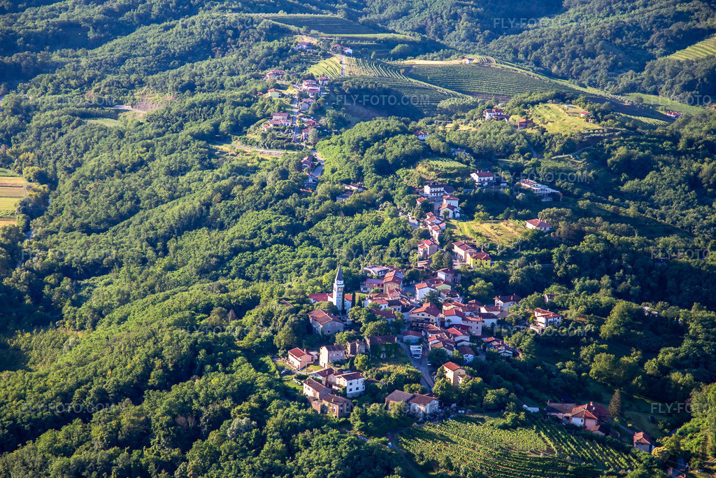 Aerial view: Dvorec [§2] in the district Vogrsko in Renče-Vogrsko in the state Slovenia, Slovenia. – Photo: IMG_137442.jpg taken on 07/14/2023 by Werner Riehm/FLY-FOTO.com – Resolution of the original: 5472 x 3648 px