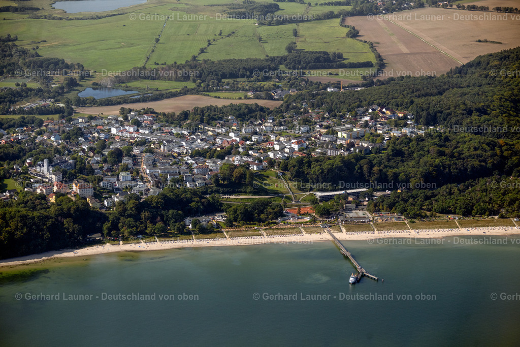 4061244 | GöHREN 08.09.2021 Inselbereich an der Ostsee am Rügen mit Blick auf das Ostseebad mit dem Ortskern in Göhren im Bundesland Mecklenburg-Vorpommern, Deutschland. // Island area on the Baltic Sea on Ruegen overlooking the Baltic Sea resort with the village center in Goehren in the state Mecklenburg - Western Pomerania, Germany. Foto: Gerhard Launer