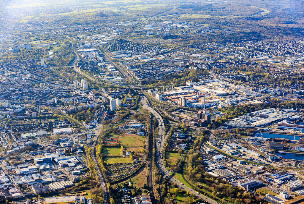 Luftbild: Verlauf der Südtangente(B10) entlang der Alb im Ortsteil Mühlburg in Karlsruhe im Bundesland Baden-Württemberg in Deutschland. Foto: IMG_154038-Pano.jpg vom 02.04.2026 durch Werner Riehm/FLY-FOTO.deAuflösung des Originals: 6189 x 4171 px
