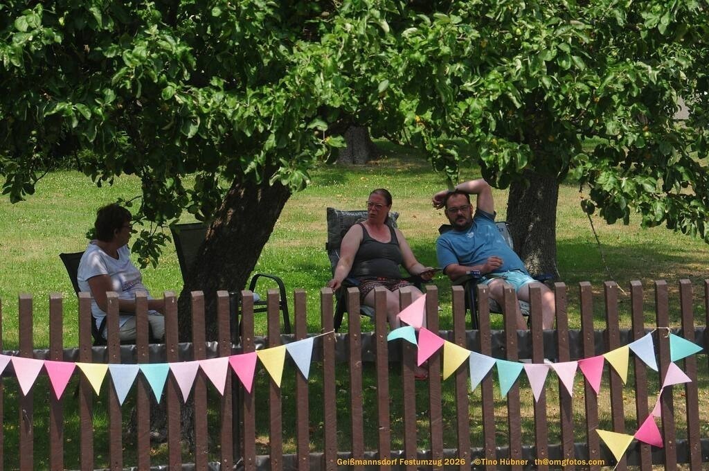 Geißmannsdorf-2026-Festumzug-014 | Festumzug in Geißmannsdorf bei Bischofswerda im Juni 2026. Fotografische Eindrücke und Momentaufnahmen vom Festumzug anläßlich des 800-jährigen Bestehens von Geißmannsdorf - mit Teilnehmern und Gästen, Strohpuppen und geschmückten Vorgärten und Grundstücken - Realisiert mit Pictrs.com