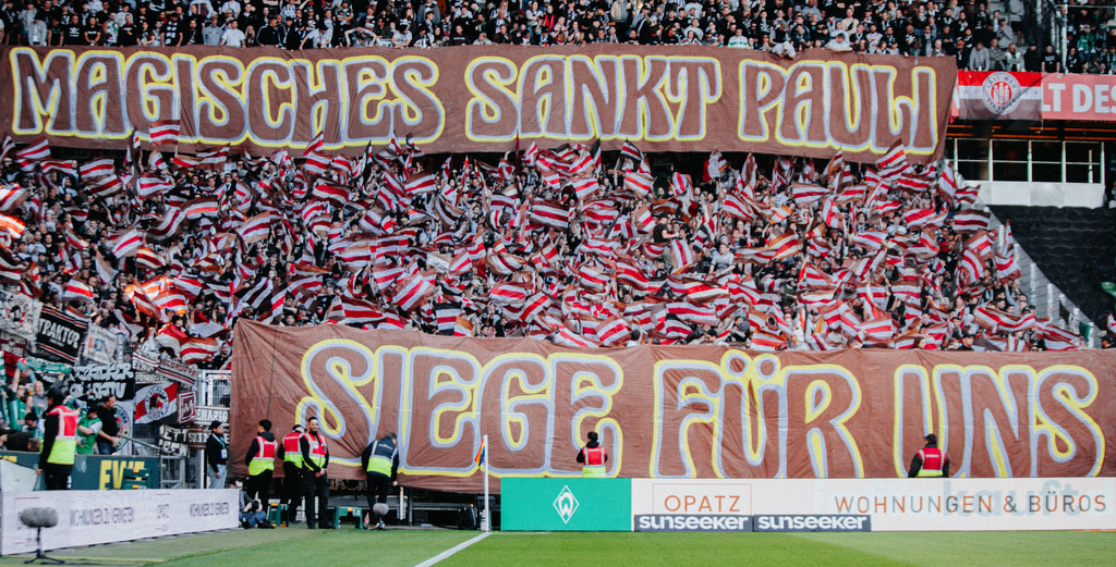 IMG_8964 | Der offizielle Shop für FC St. Pauli Fotos. Wähle aus Spielszenen & Fanmomenten dein FCSP Wunschformat. Wir liefern Millerntor-Atmosphäre.