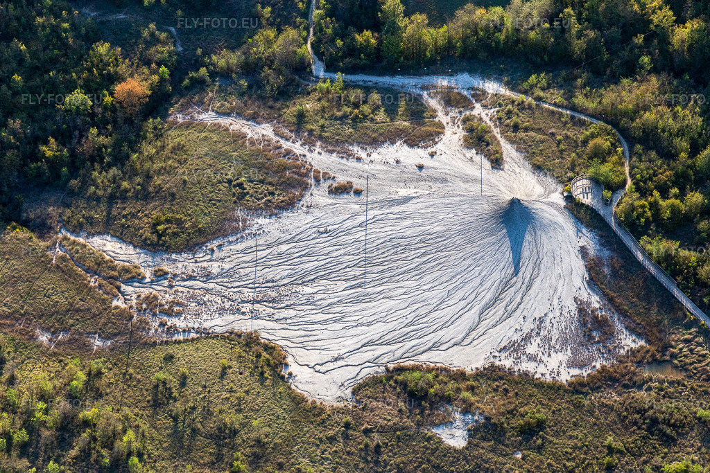 Vue aérienne: Salse di Nirano Réserve naturelle Salse di Nirano à Fiorano Modenese dans le département Modena, Italie – .Photo: IMG_134627.jpg prise le 19/09/2022 par Werner Riehm/FLY-FOTO.eu – Résolution de l'original: 5472 x 3648 px – Salse di Nirano - Italiano