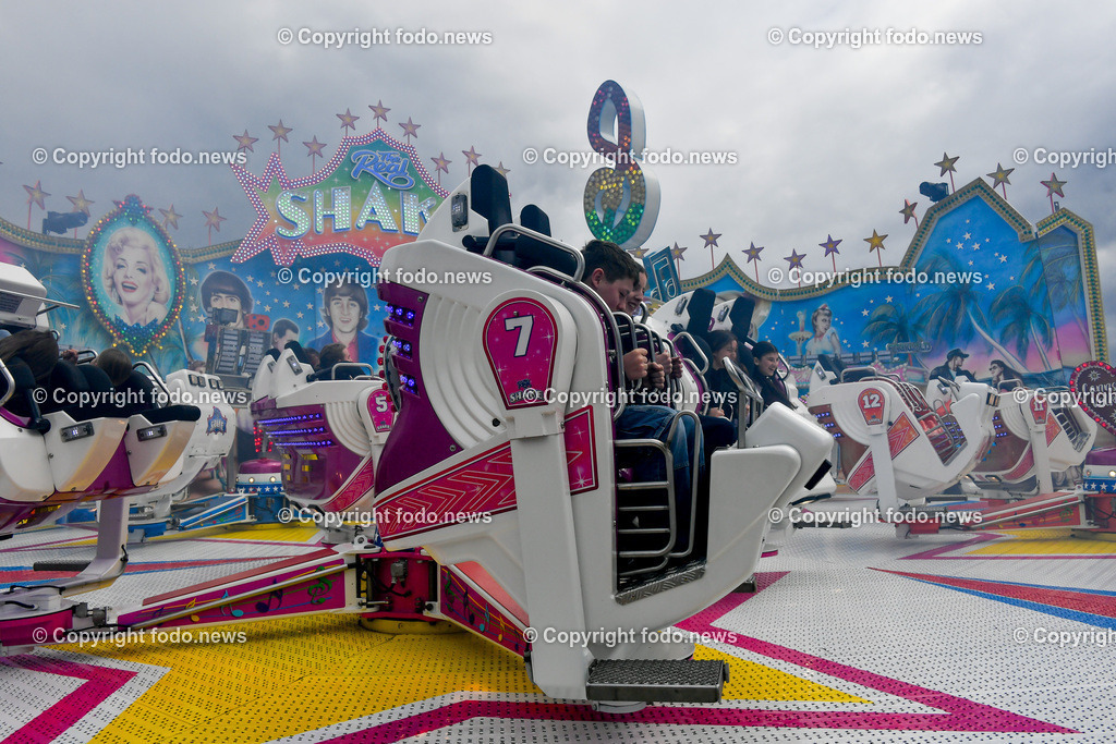 Deutschland_ Baden-Wuerttemberg_ Stuttgart_ 26.04.2025-32 | 26.04.2025, Deutschland, GER, Baden-Wuerttemberg, Stuttgart, im Bild Themenbild, Stadtansichten, Stuttgarter Fruehlingsfest, Karussell, Menschen, Besucher, Spass, Freude, Feature, Symbolbild