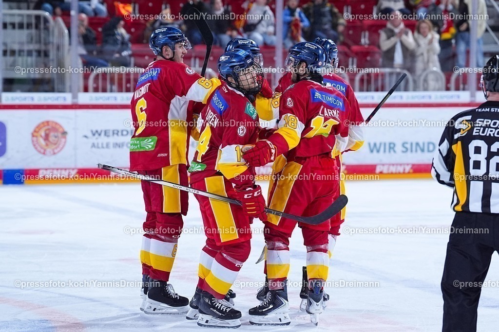 xYDR12102501023 | 12.10.2025, xydrx, Eishockey, DEL2, Düsseldorfer EG - Eispiraten Crimmitschau, PSD Bank Dome Düsseldorf: Torjubel nach dem Tor zum 4:2 für die Düsseldorfer EG durch Torschütze Kevin Marx Noren (Düsseldorfer EG #14)  zusammen mit Kevin Maginot (Düsseldorfer EG #6) und Michael Clarke (Düsseldorfer EG #18)