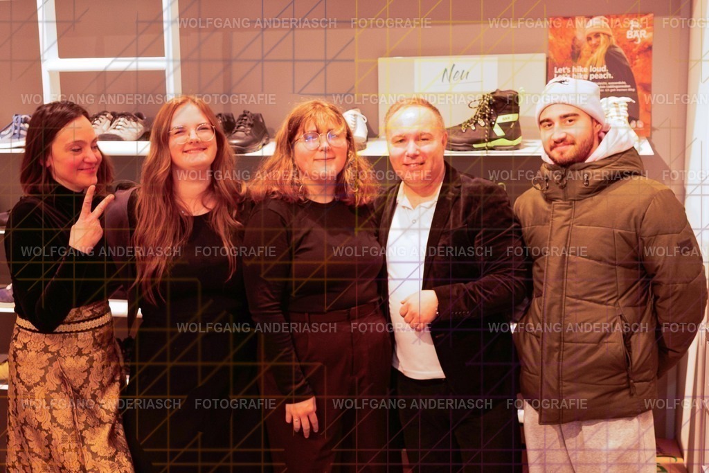 20251130-104820_Schmuck_R3A_0216_wa | Eine besondere Vernissage mitten im Flagship-Store von BÄR Schuhe in Frankfurt: Schmuck trifft auf orthopädische Schuhkunst, Design auf Wohlgefühl. Zwischen funkelnden Details und anatomischer Präzision entstand ein Abend voller Stil, Inspiration und echter Handwerksqualität. Ein herzliches Dankeschön an Alexandra Feirer für die großartige Gastfreundschaft und diesen stimmungsvollen Rahmen. - Realisiert mit Pictrs.com