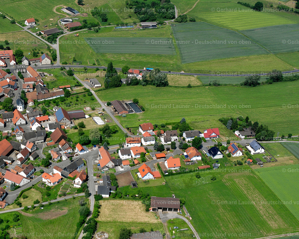2614813 | BüßFELD 09.06.2006 Ortsansicht am Rande von landwirtschaftlichen Feldern und Nutzflächen  in Büßfeld im Bundesland Hessen, Deutschland // Village view on the edge of agricultural fields and land  in Büßfeld in the state Hesse, Germany Foto: Gerhard Launer