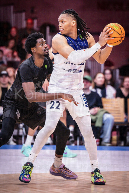 Barmer 2. Basketball Bundesliga ProA: Rheinstars Koeln vs. VfL SparkassenStars Bochum, 08.03.26 | Köln, 08.03.26 - Kenny Andre Baptiste (Rheinstars Köln, 39) und Malek Green (VfL SparkassenStars Bochum, 22) im Zweikampf an Spieltag 26 während des Spiels der Barmer 2. Basketball Bundesliga ProA: Rheinstars Koeln vs. VfL SparkassenStars Bochum in der Motor World in Köln.