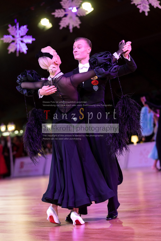 20241215_WDSF_Int_Open_Std-Riga-9096 | Tanzsportbilder, Standardtanz, Lateintanz, WDSF, DTV, LTVB, dancecomp, goc, hessen tanzt, blaues band der spree, walzer, tango, wiener walzer, slowfox, quickstepp, samba, rumba, cha-cha-cha, paso doble. jive, hd-kroft photography, turniertanzsport
