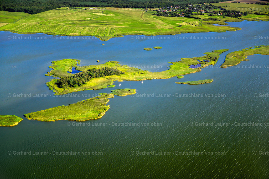 3638272 | Nationalpark Vorpommersche Boddenlandschaft NEUENDORF-HEIDE 25.08.2016 Insellandschaft im Neuendorfer Bülten in Neuendorf-Heide an der Ostseeküste im Bundesland Mecklenburg-Vorpommern, Deutschland. // Archipelago in the Neuendorfer Buelten in Neuendorf-Heide at the baltic coast in the state Mecklenburg - Western Pomerania, Germany. Foto: Gerhard Launer