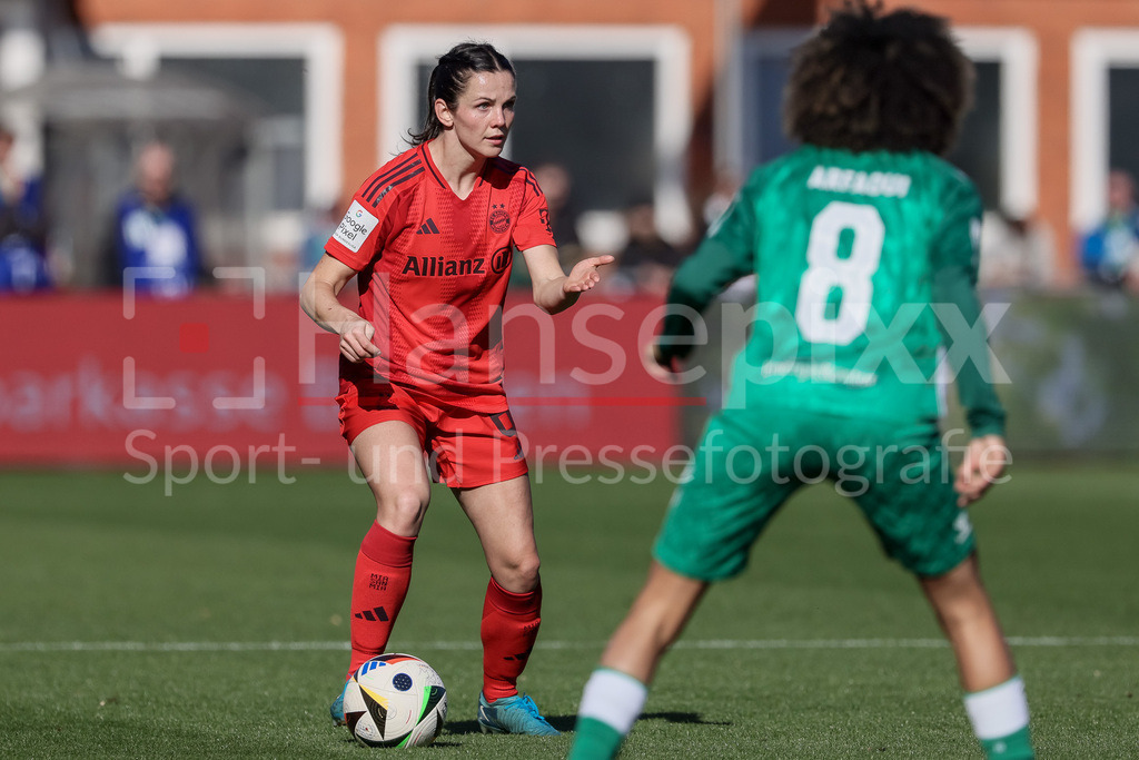 Fussball, Google Pixel Frauen-Bundesliga, SV Werder Bremen - FC Bayern München | v.li.: Tuva Hansen (FC Bayern München, 6) am Ball, Einzelbild, Ganzkörper, Aktion, Action, Spielszene, gibt Anweisungen, gestikuliert, mit den Armen gestikulieren, DIE DFB-RICHTLINIEN UNTERSAGEN JEGLICHE NUTZUNG VON FOTOS ALS SEQUENZBILDER UND/ODER VIDEOÄHNLICHE FOTOSTRECKEN. DFB REGULATIONS PROHIBIT ANY USE OF PHOTOGRAPHS AS IMAGE SEQUENCES AND/OR QUASI-VIDEO.