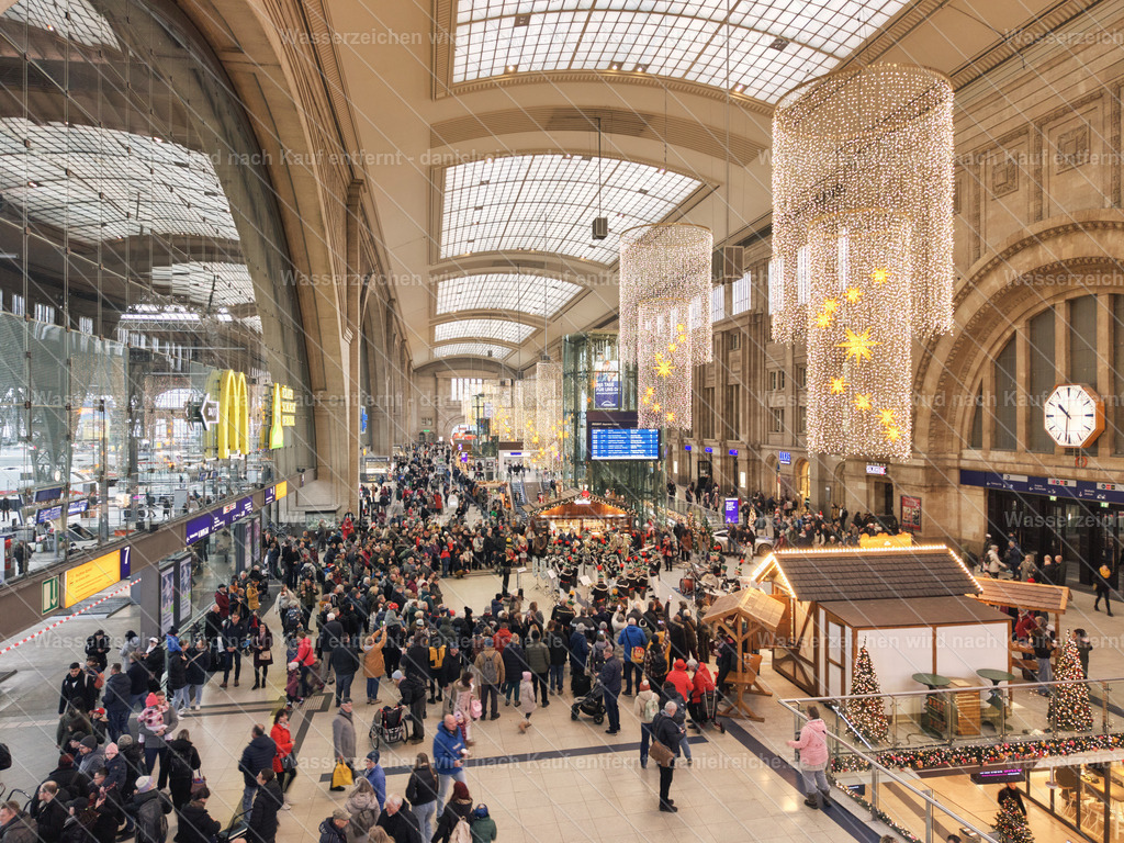 Ankunft des Weihnachtsmannes mit dem Nordpol-Express im Leipziger Hauptbahnhof am 29. November 2025 | Ankunft des Weihnachtsmannes mit dem Nordpol-Express im Leipziger Hauptbahnhof am 29. November 2025Wann kann man schon einmal eine echte Dampflok erleben? In Leipzig seit Jahren traditionell bei der großen Ankunft des Weihnachtsmannes immer am ersten Adventssamstag. Am 29. November 2025 stand am Gleis 6 um 11 Uhr die Ankunft des Nordpolexpresses an. Tausende Kinder säumten die Gleise, um sich das jährliche Spektakel anzusehen, wenn der Bärtige aus der historischen Dampflok steigt und für alle Leipziger die Weihnachtsszeit einläutet.Das Bergmannsblasorchester Aue-Bad Schlema e.V. stimmte vor der Ankunft des winterlichen Gastes auf dem Querbahnsteig mit traditionellen Weihnachtsliedern ein. - Realisiert mit Pictrs.com