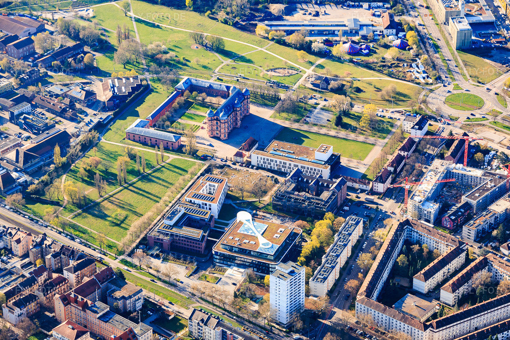 Luftbild: Schloss Gottesaue, Musikschule Wolfgang-Rihm-Forum und BGV Badische Versicherungen im Ortsteil Oststadt in Karlsruhe im Bundesland Baden-Württemberg in Deutschland. Foto: IMG_153911.jpg vom 02.04.2026 durch Werner Riehm/FLY-FOTO.deAuflösung des Originals: 5679 x 3786 pxWWW.KARLSRUHE-ERLEBEN.DE