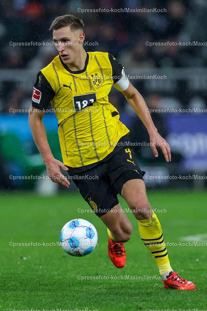BMG07122402213 | 07.12.2024, Fußball, Borussia Mönchengladbach - Borussia Dortmund, 1. Fußball Bundesliga, Borussia-Park, Saison 2024 2025: Nico Schlotterbeck (BVB #4)DFB regulations prohibit any use of photographs as image sequences and or quasi-video.