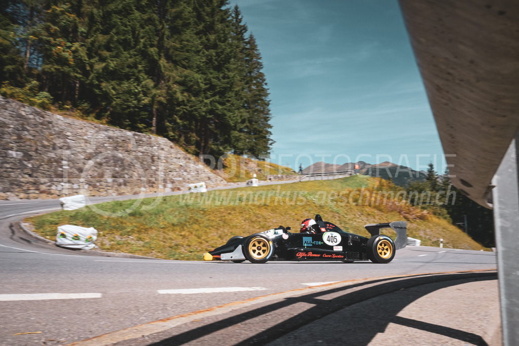 21. Arosa ClassicCar 2025 - 6. =September= 2025 | Marcel Bernet aus Zürich (SUI) in einem Reynard Alfa Nova Formula 3 8 aus dem Jahre 1989 mit Startnummer 405 am Arosa ClassicCar 2025 in der Kategorie Competition Formula..@arosaclassiccar, @arosa.official, #arosaclassiccar, #arosa, #76curves, #classiccarBild: Sportfotografie Markus Aeschimann | www.markus-aeschimann.ch - Realisiert mit Pictrs.com