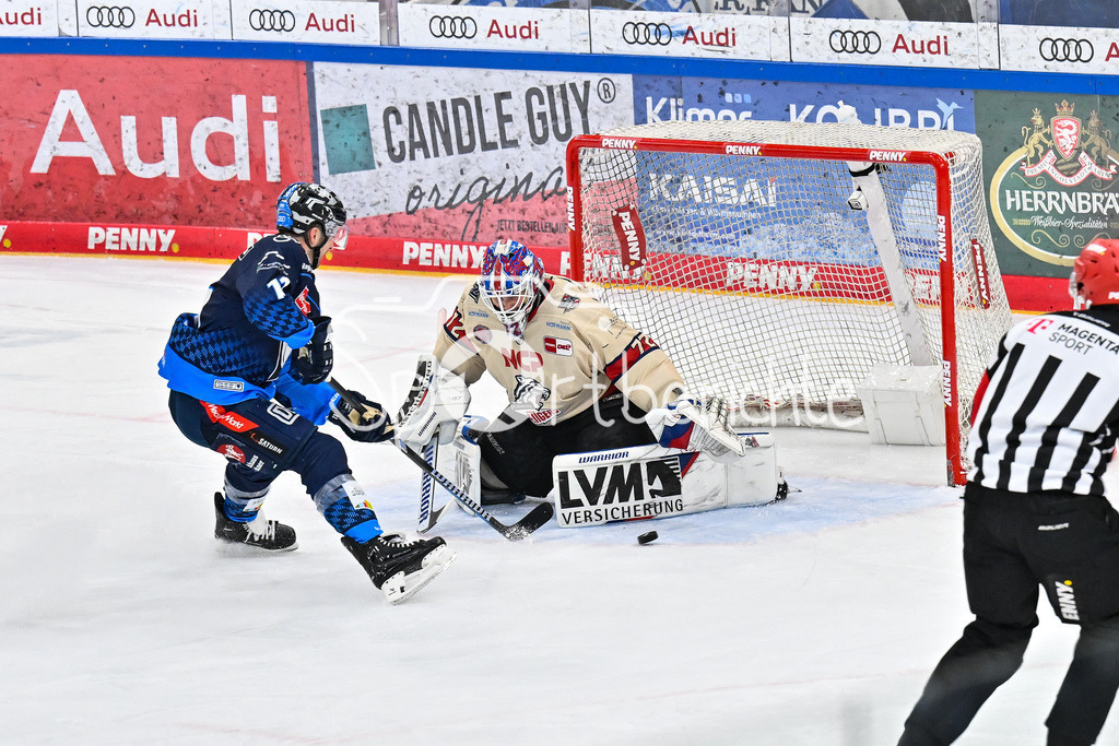 ERC Ingolstadt - Nuernberg Ice Tigers | in dieser Szene scheitert Noah DUNHAM (ERC Ingolstadt 12) mit seinem Alleingang an Leon HUNGERECKER (Nuernberg Ice Tigers 72) / Torchance / DEL: ERC Ingolstadt - Nuernberg Ice Tigers, Saturn Arena am 21.03.2025