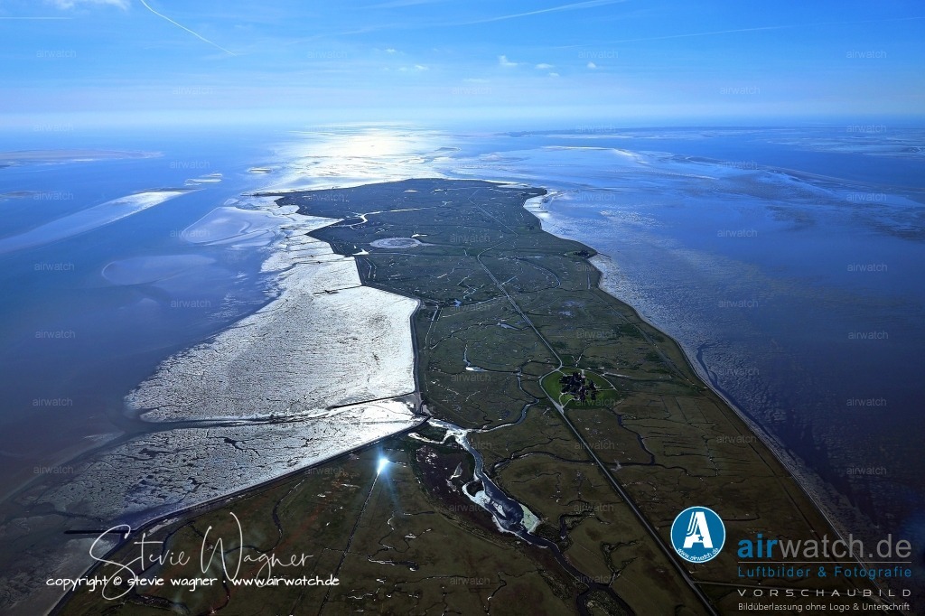 Wattenmeer, Fahrrinne und Priele - Hamburger Hallig - Hallig Hooge - Hallig Langeneß | Langeneß ist eine Hallig im Bereich der Nordfriesischen Inseln vor der schleswig-holsteinischen Nordseeküste zwischen den großen Prielen Norderaue und Süderaue. Zusammen mit der östlich angrenzenden Hallig Oland bildet Langeneß die Gemeinde Langeneß. Die Hallig ist die größte der Nordfriesischen Halligen mit einer Länge von 10 km und einer Breite von 1,4 km.