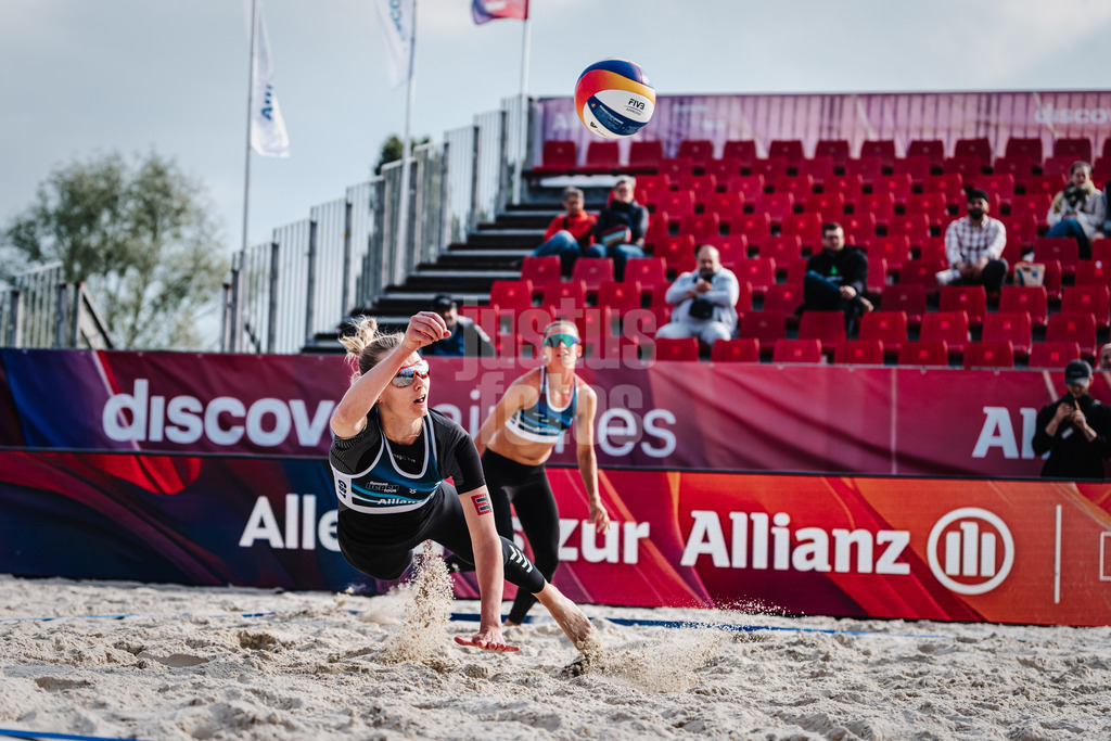 Beachvolleyball | Frauen | German Beach Tour 2024 | Tourstop Bremen | 06.06.2024 | Nele Schmitt springt zum Ball