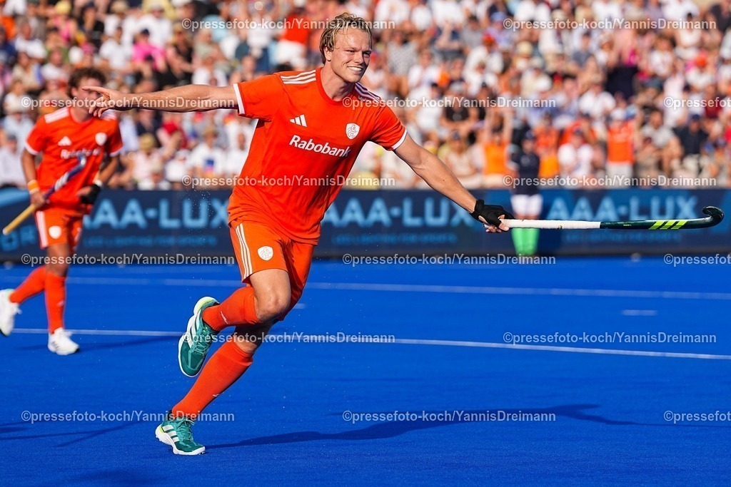 xydrx14082503012 | 14.08.2025, xydrx, Herren EuroHockey Championship 2025, Halbfinale, Niederlande - Frankreich, Sparkassenpark Mönchengladbach: Torjubel nach dem Tor zum 3:1 für die Niederländische Feldhockey Nationalmannschaft durch Torschütze Jip Janssen (NED #2)
