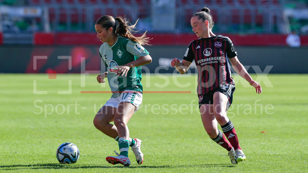 Fussball, Google Pixel Frauen-Bundesliga, 1. FC Nürnberg - SV Werder Bremen | v.li.: Amira Dahl (SV Werder Bremen, 17) und Vanessa Haim (1. FC Nürnberg, 19) im Zweikampf, Duell, Dynamik, Aktion, Action, Spielszene, DIE DFB-RICHTLINIEN UNTERSAGEN JEGLICHE NUTZUNG VON FOTOS ALS SEQUENZBILDER UND/ODER VIDEOÄHNLICHE FOTOSTRECKEN. DFB REGULATIONS PROHIBIT ANY USE OF PHOTOGRAPHS AS IMAGE SEQUENCES AND/OR QUASI-VIDEO.