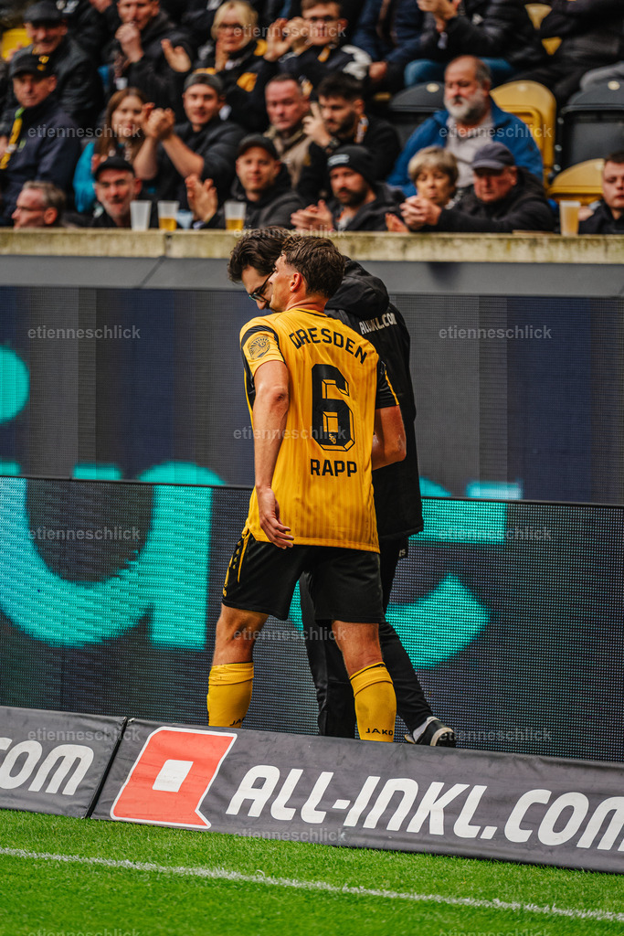 Dresdner SC - Allianz MTV Stuttgart, DEKRA 1. Bundesliga Frauen, Volleyball | Im Bild: Nicolai Rapp (6, SG Dynamo Dresden) wird abgeholt nach Verletzung18.10.2026, SG Dynamo Dresden - 1. FC Magdeburg, 2. BUNDESLIGA - 8. SPIELTAG, Fußball, Deutschland, Dresden, Rudolf-Harbig-Stadion