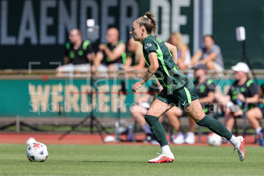 Fussball, Testspiel Frauen, SV Werder Bremen - VfL Wolfsburg | Sophia Kleinherne (VfL Wolfsburg, 4) am Ball, Freisteller, Einzelbild, Ganzkörper, Aktion, Action, Spielszene