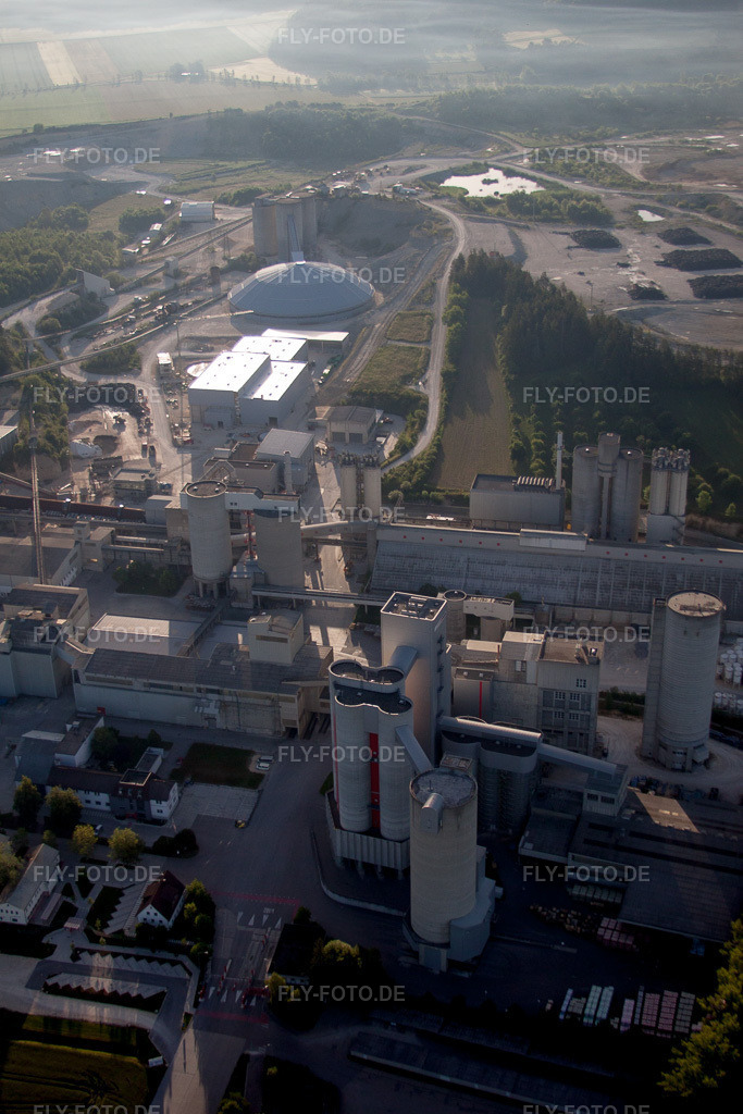 Luftbild: Beton- und Baustoffmischwerk der Schwenk Zement KG Fabrikstraße im Ortsteil Pfraunstetten im Ortsteil Grossallmendingen in Allmendingen im Bundesland Baden-Württemberg in Deutschland. Foto: IMG_67101.jpg vom 08.06.2014 durch Werner Riehm/FLY-FOTO.de