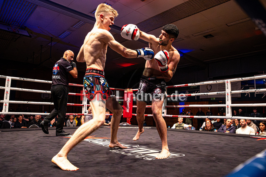 Maksym Palyha (blau) gegen Jesen Hamad (MFA Penz - rot) | MFA Fight Night DM Titelfight K1 Style bis 70kg , Maksym Palyha (blau) gegen Jesen Hamad (MFA Penz - rot), 20251108,,2025-11-08 in Penzberg (Wellenberghalle Penzberg), Copyright: WolfgangxLindner www.foto-lindner.de