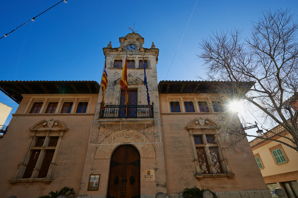 Rathaus im Gegenlicht | Alcúdia, Spanien - January 04, 2014: Rathaus im Gegenlicht. - Realisiert mit Pictrs.com