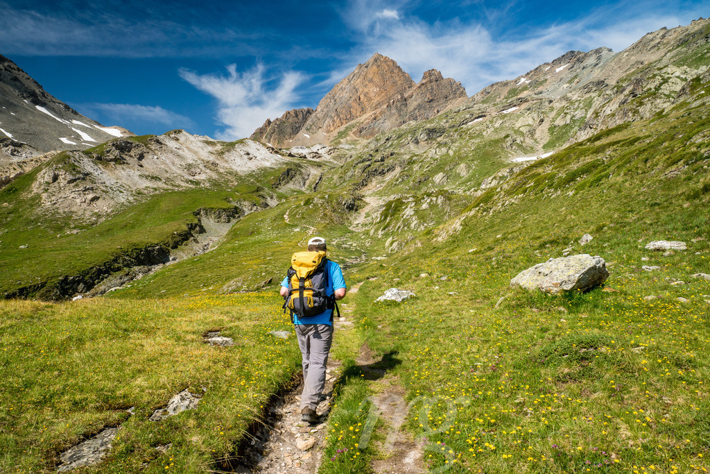 hiking in Lötschental, Vallais | Die ideale Geschenkidee für Naturliebhaber. Naturbilder von Marcel Gross Photography für ihr Zuhause in den verschiedensten Formaten und Materialien. - Realisiert mit Pictrs.com