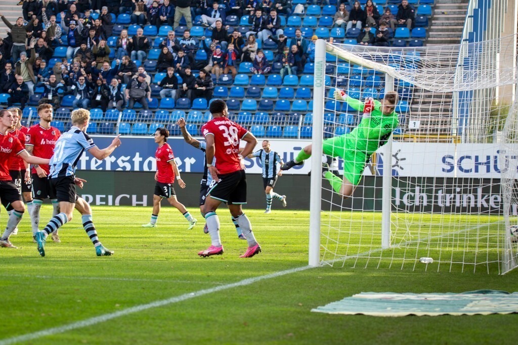 Fußball 3. Liga, Saison 2024/25, 15. Spieltag: Waldhof Mannheim gegen Hannover 96 II. Bild: Julian Rieckmann (21) erzielt das 1:0 für Mannheim | Fußball 3. Liga, Saison 2024/25, 15. Spieltag: Waldhof Mannheim gegen Hannover 96 II. Bild: Julian Rieckmann (21) erzielt das 1:0 für Mannheim - Realisiert mit Pictrs.com