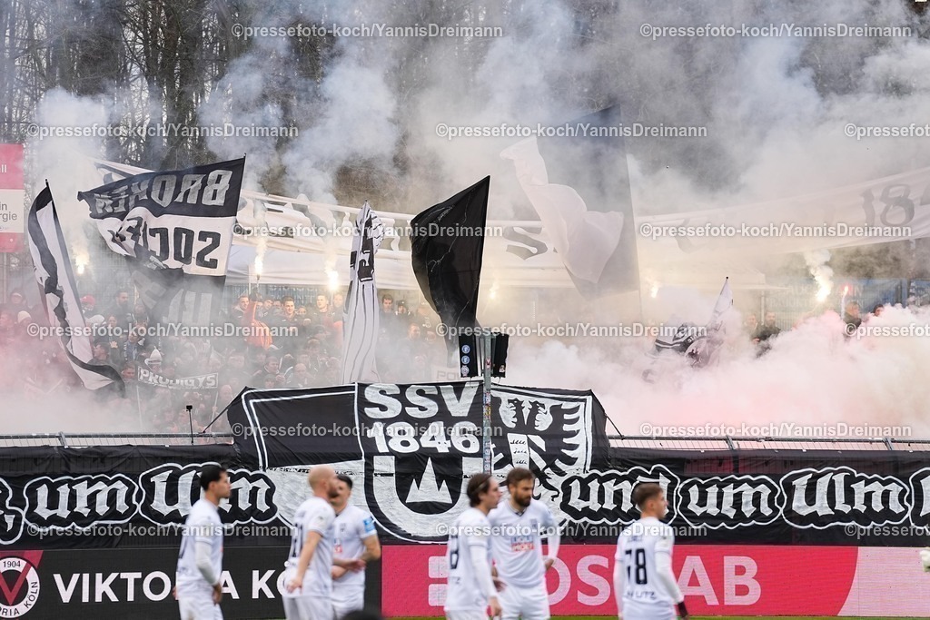 xYDRx06122501077 | 06.12.2025, xydrx, Fußball, 3.Liga, FC Viktoria Köln - SSV Ulm 1846, Saison 2025 2026, Sportpark Höhenberg:  Fans vom SSV Ulm 1846 zünden Pyrotechnik und rauch steigt auf      DFB regulations prohibit any use of photographs as image sequences and or quasi-video.Photo: xYannisxDreimannxPressefotoKochx