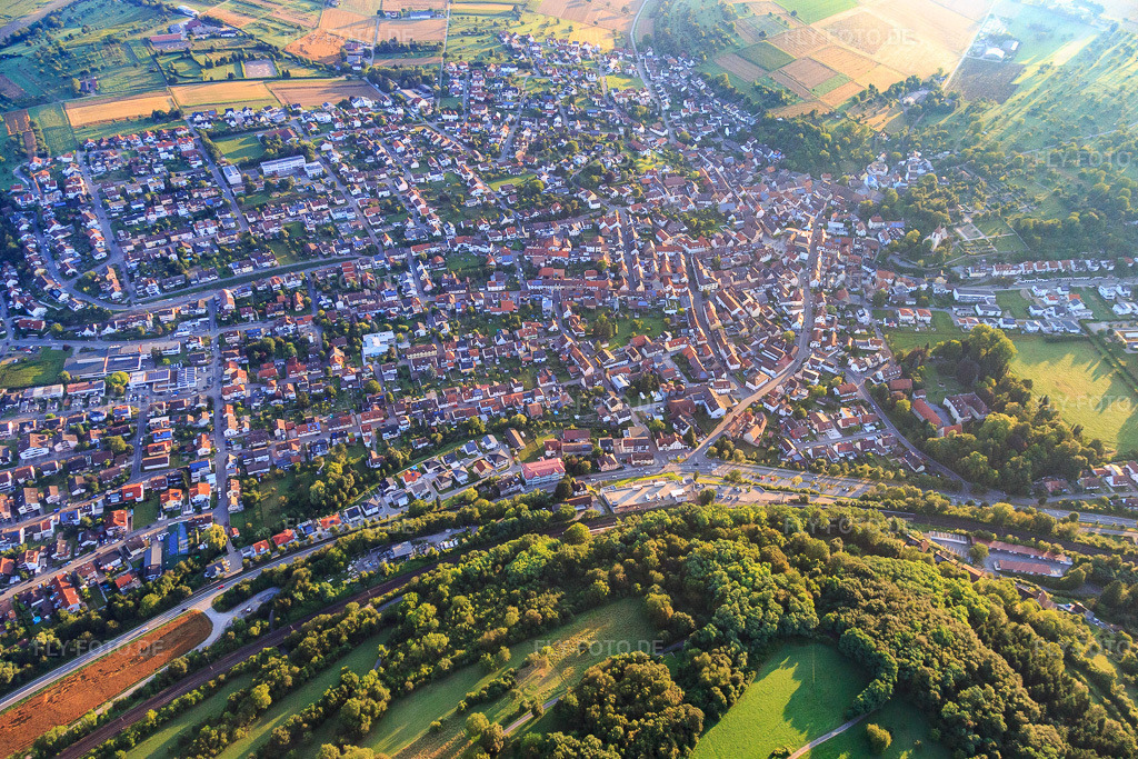 Luftbild: Ortsansicht aus Süden im Ortsteil Königsbach in Königsbach-Stein im Bundesland Baden-Württemberg in Deutschland. Foto: IMG_092241.jpg vom 01.08.2016 durch Werner Riehm/FLY-FOTO.de