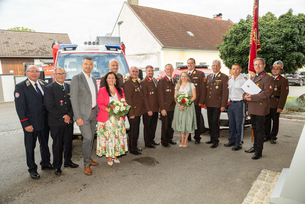 53_Gruppenfotos_053 | Fotodoku der Festmesse im FF-Haus Loosdorf anlässlich der Fahrzeugweihe und in Dienststellung der neuen Einsatzfahrzeuge der FF-Loosdorf.