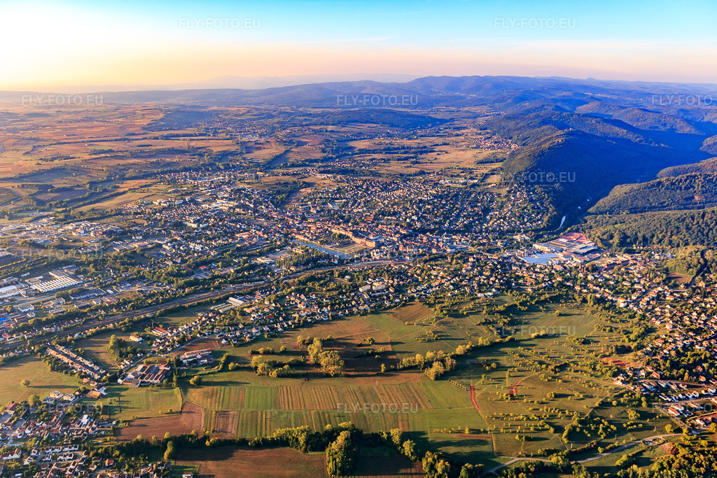 Vue aérienne: Vue d'ensemble de la ville depuis le nord à Saverne dans le département Bas Rhin, France – .Photo: IMG_111664.jpg prise le 16/09/2018 par Werner Riehm/FLY-FOTO.eu – Résolution de l'original: 5191 x 3461 px