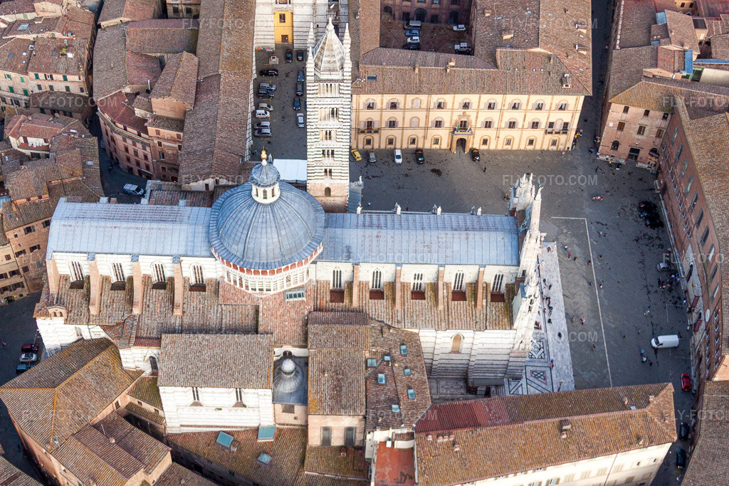 Aerial view: Church building of the Cathedral of Siena / Duomo di Siena in Siena in the state Siena, Italy.Photo: IMG_28496.jpg taken on 06/03/2010 by Werner Riehm/FLY-FOTO.comResolution of the original: 4233 x 2822 px