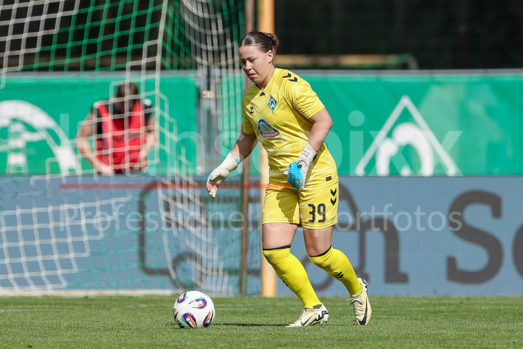 Fussball, Google Pixel Frauen-Bundesliga, SV Werder Bremen - SC Freiburg | Mariella El Sherif (Torhüterin, Torwart, SV Werder Bremen, 39) am Ball, Freisteller, Einzelbild, Ganzkörper, Aktion, Action, Spielszene, DIE DFB-RICHTLINIEN UNTERSAGEN JEGLICHE NUTZUNG VON FOTOS ALS SEQUENZBILDER UND/ODER VIDEOÄHNLICHE FOTOSTRECKEN. DFB REGULATIONS PROHIBIT ANY USE OF PHOTOGRAPHS AS IMAGE SEQUENCES AND/OR QUASI-VIDEO.