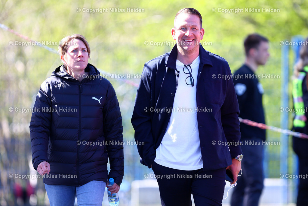NH_HolsteinKiel_Training_28042026 | Kevin Meinhardt (Sportlicher Leiter, Holstein Kiel) und Maren Schneider (Pressesprecherin, Holstein Kiel)Fußball I Herren I Training I Saison 2025-2026 I Holstein Kiel I 28.04.2026 I Citti-Fußballpark
