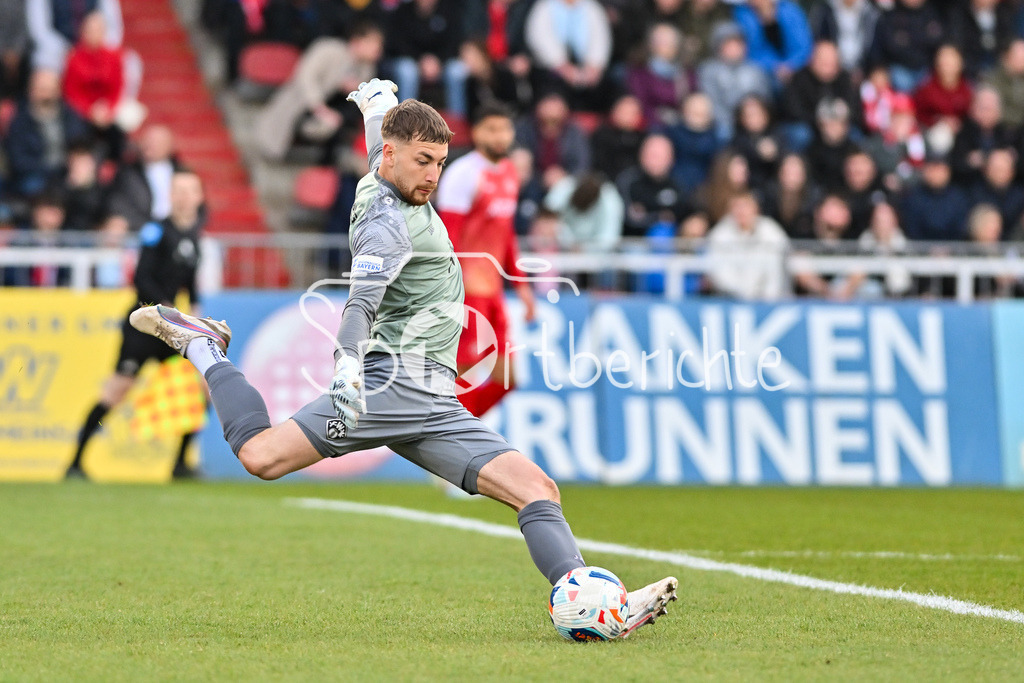 FC Würzburger Kickers - FC Bayern Amateure | WÜRZBURG, DEUTSCHLAND - 10. APRIL: am Ball Nick GUTTENBERGER (Würzburger Kickers 12) / Einzelfoto / Freisteller während dem Match zwischen dem FC Würzburger Kickers und den Amateuren des FC Bayern München am 28. Spieltag der Regionalliga Bayern in der AKON Arena