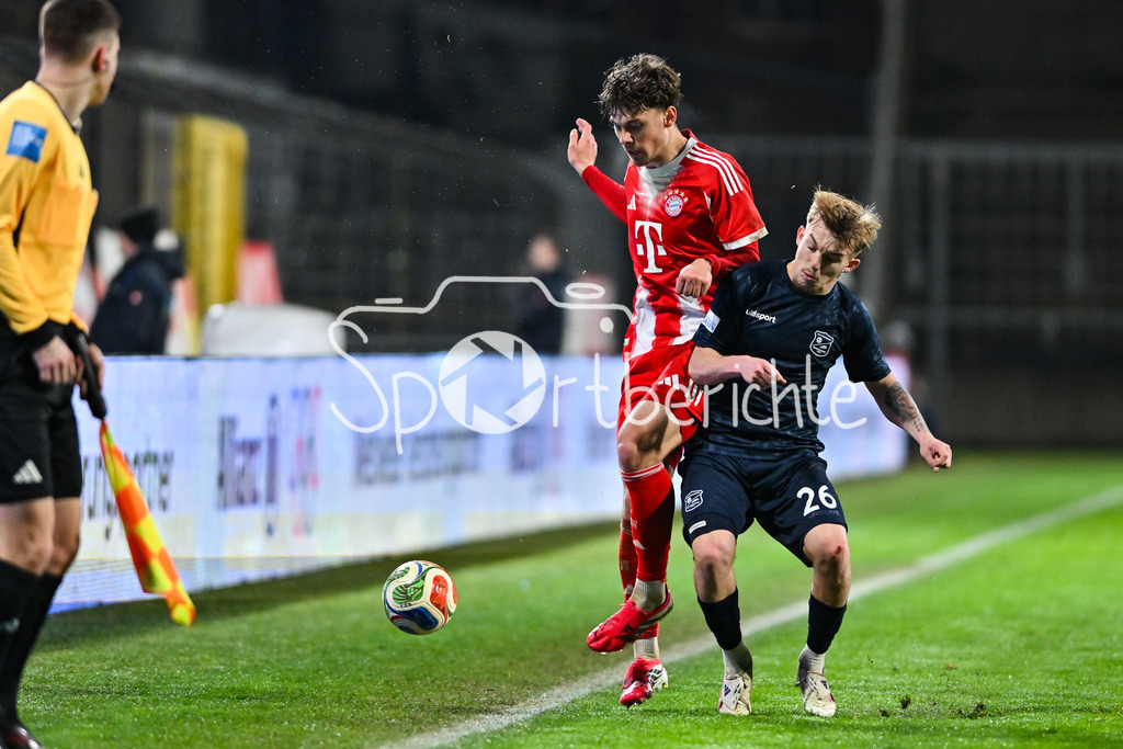 FC Bayern Amateure - SpVgg Unterhaching | MÜNCHEN, DEUTSCHLAND - 24. FEBRUAR: im Duell Louis RICHTER (FC Bayern München II 19) und Andy BREUER (SpVgg Unterhaching 26) während dem Spiel zwischen den Amateuren des FC Bayern München und der SpVgg Unterhaching am 25. Spieltag der Regionalliga Bayern im Grünwalder Stadion