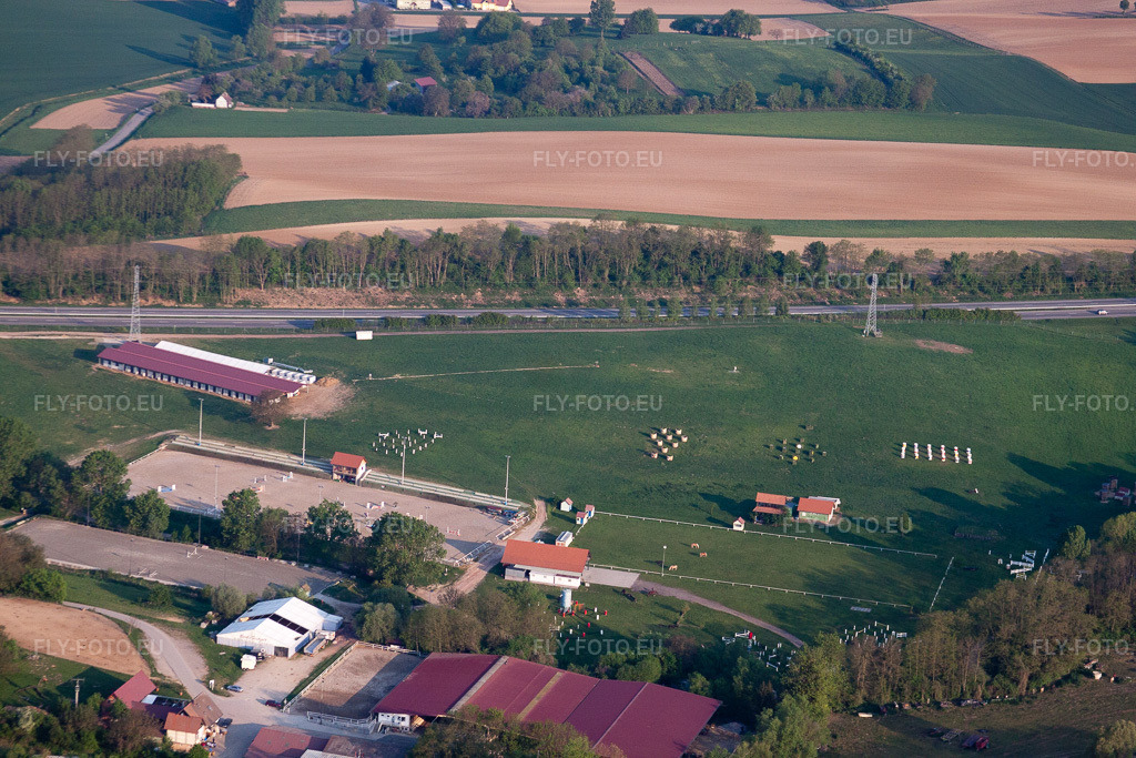 Vue aérienne: Haras de la Née à Mothern dans le département Bas Rhin, France – .Photo: IMG_40335.jpg prise le 22/04/2011 par Werner Riehm/FLY-FOTO.eu – Résolution de l'original: 4752 x 3168 px