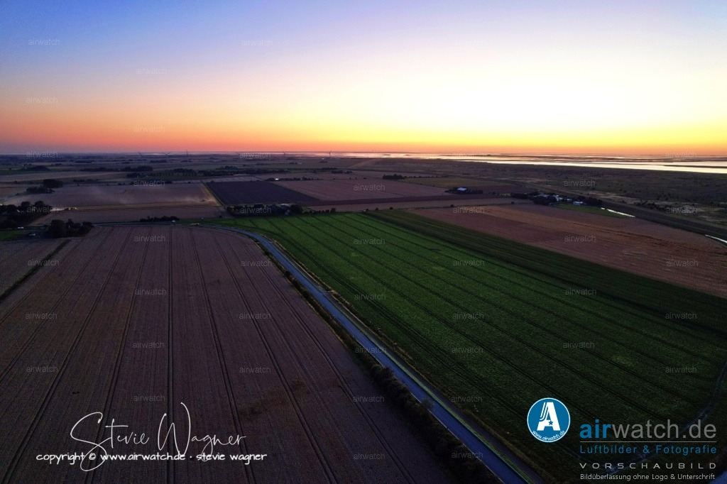 Nordsee, Nordfriesland, Nordstrand, Pohnshalligkoog - airwatch.de | Touristisch interessant ist der Pohnshalligkoog auch durch seine Lage als östlichster und zweitgrößter Koog der Halbinsel Nordstrand. Der inselseitige Übergang zum Nordstrander Damm bietet eine (quasi) einzige öffentliche Zuwegung vom nordfriesischen Festland zur Halbinsel.