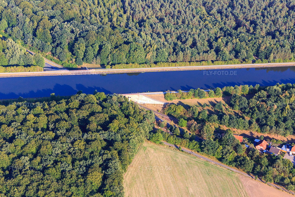 Luftbild: Tunnel der Erbstorfer Landstraße unter dem Elbe-Seitenkanal in Scharnebeck im Bundesland Niedersachsen in Deutschland. Foto: IMG_110427.jpg vom 21.08.2018 durch Werner Riehm/FLY-FOTO.de