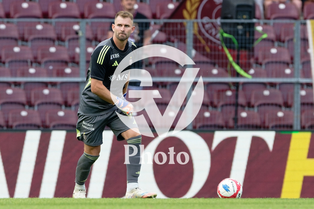 Brack Super League - Servette FC v FC Saint-Gall | Jeremy Frick (32 Servette FC) scontrols the ball (action) during the Brack Super League match between Servette FC and FC Saint-Gall at Stade de Geneve in Geneva, Switzerland