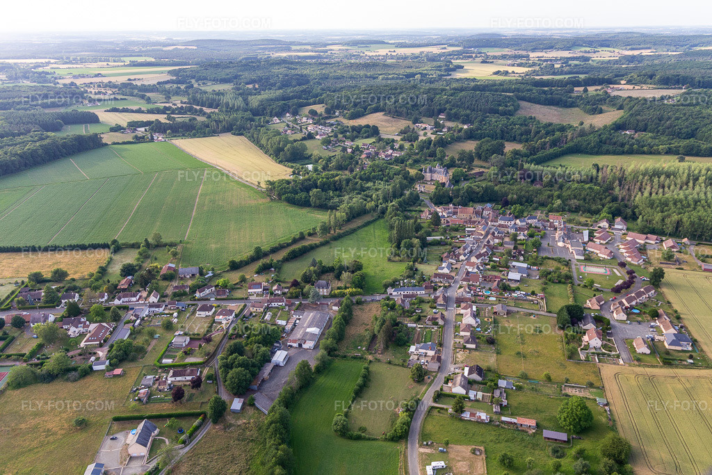 Aerial view: View of the town in Semur-en-Vallon in the state Sarthe, France. – Photo: IMG_132389.jpg taken on 06/14/2022 by Werner Riehm/FLY-FOTO.com – Resolution of the original: 5138 x 3425 px