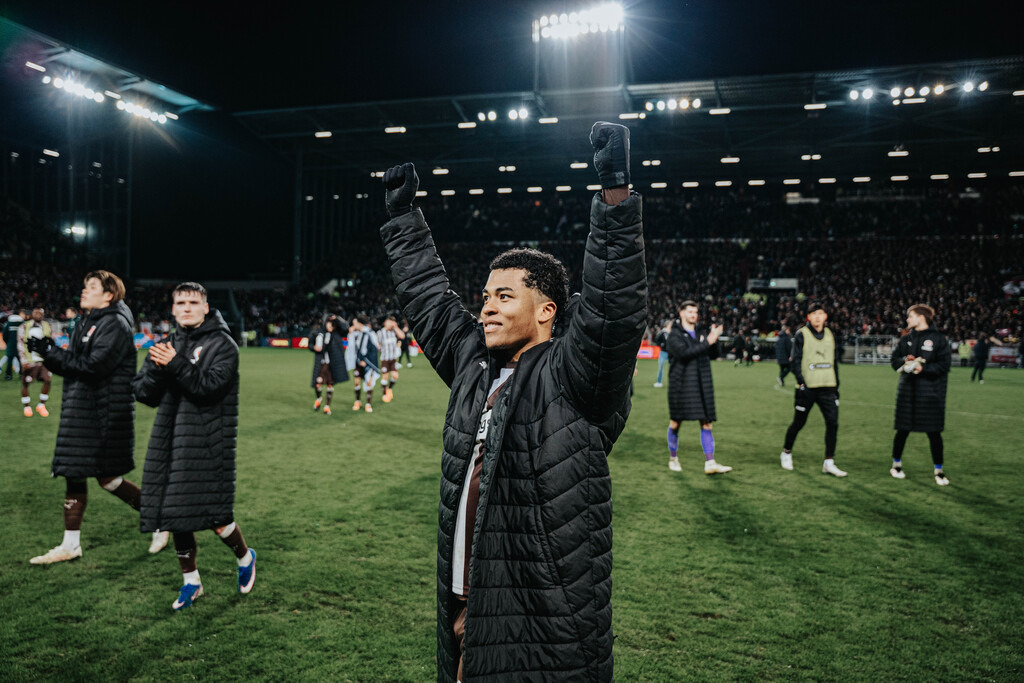 FCP05018 | Der offizielle Shop für FC St. Pauli Fotos. Wähle aus Spielszenen & Fanmomenten dein FCSP Wunschformat. Wir liefern Millerntor-Atmosphäre.