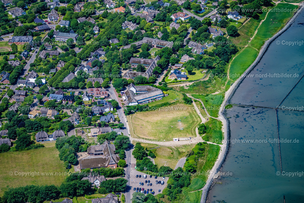 Sylt_Keitum_Restaurant_Schröders_Am_Kliff_Tipkenhoog_ELS_0026210625 | KEITUM 21.06.2025 Ortsansicht an der Meeres-Küste Am Kliff in Keitum auf der Insel Sylt im Bundesland Schleswig-Holstein, Deutschland. // View of the sea coast at Am Kliff in Keitum on the island of Sylt in the federal state of Schleswig-Holstein, Germany. Foto: Martin Elsen