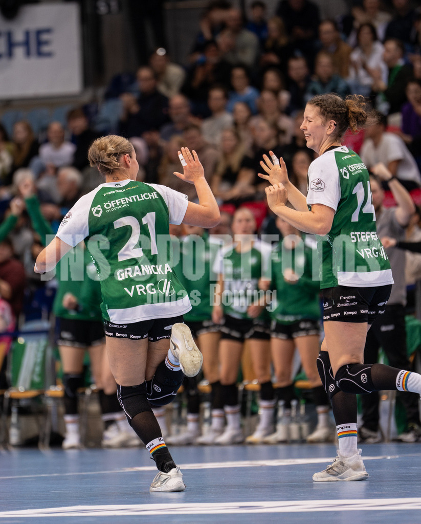 Handball I Frauen I Saison 2025-2026 I 1. HBF I 17. Spieltag I VFL Oldenburg - Thüringer HC I 0778 | Joanna Granicka (21, VfL Oldenburg) und Marie Steffen (14, VfL Oldenburg) - Realisiert mit Pictrs.com