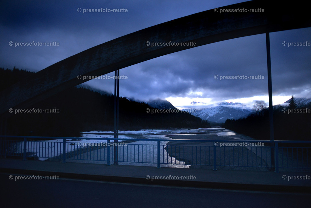 welltvi-BDB-Weissenbach-Lech-Abendstimmung-28122019-WTV_0335 | Info aus dem Bezirk Reutte/Ausserfern Tirol sowie eine umfangreiche Bilddatenbank über die gesamte Region: Lechtal, Talkessel Reutte, Tannheimertal, Zwischentoren. Lech, Plansee, Zugspitze, Grenztunnel, B179, Fernpassstraße, Verkehr, Lawinen, Tradition, - Realisiert mit Pictrs.com